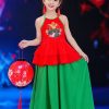 Yếm đỏ váy xanh lá mầm non