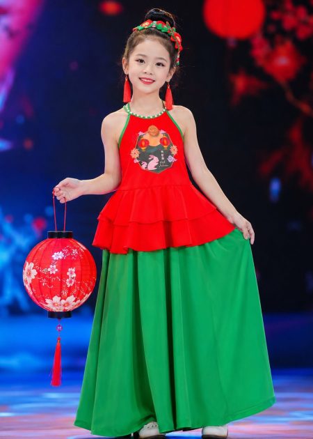 Yếm đỏ váy xanh lá mầm non