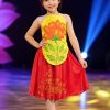 thuê váy múa yếm mầm non vàng vẽ hoa hồng