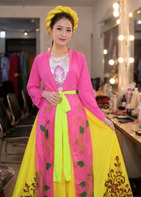 yếm tứ thân tà vẽ màu hồng