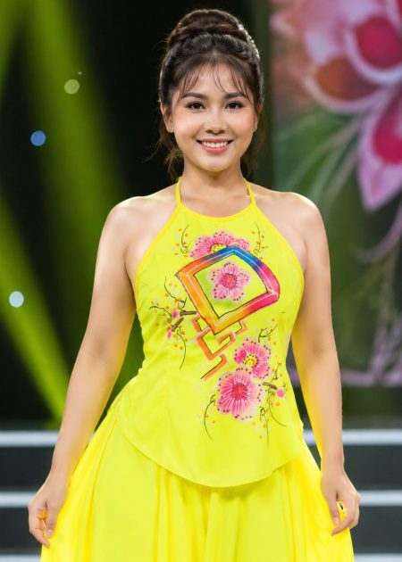 Yếm vẽ màu vàng - Sân khấu