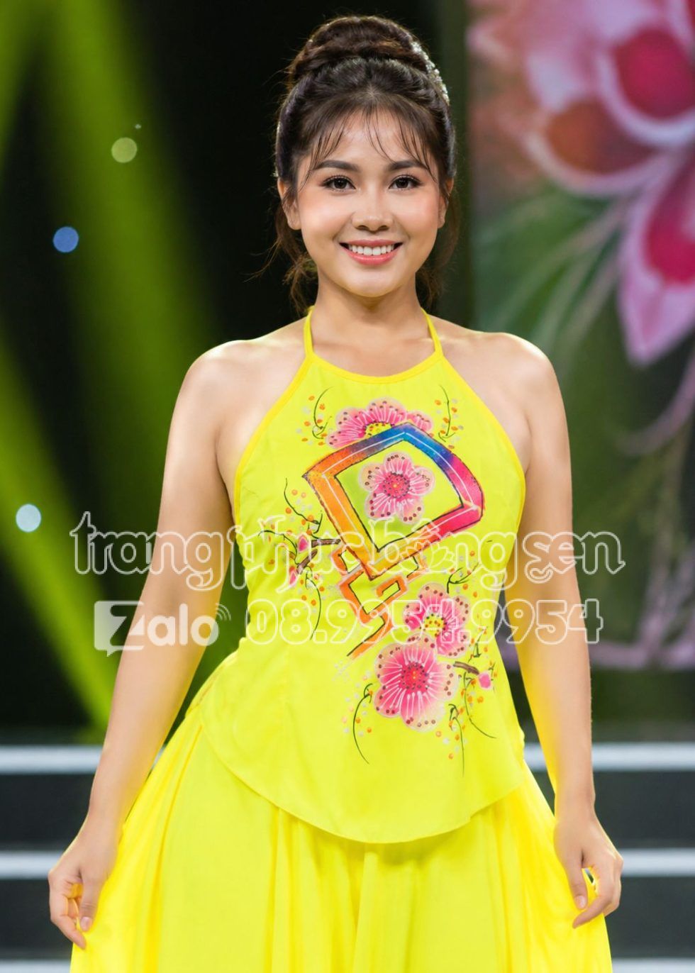 Yếm vẽ màu vàng - Sân khấu